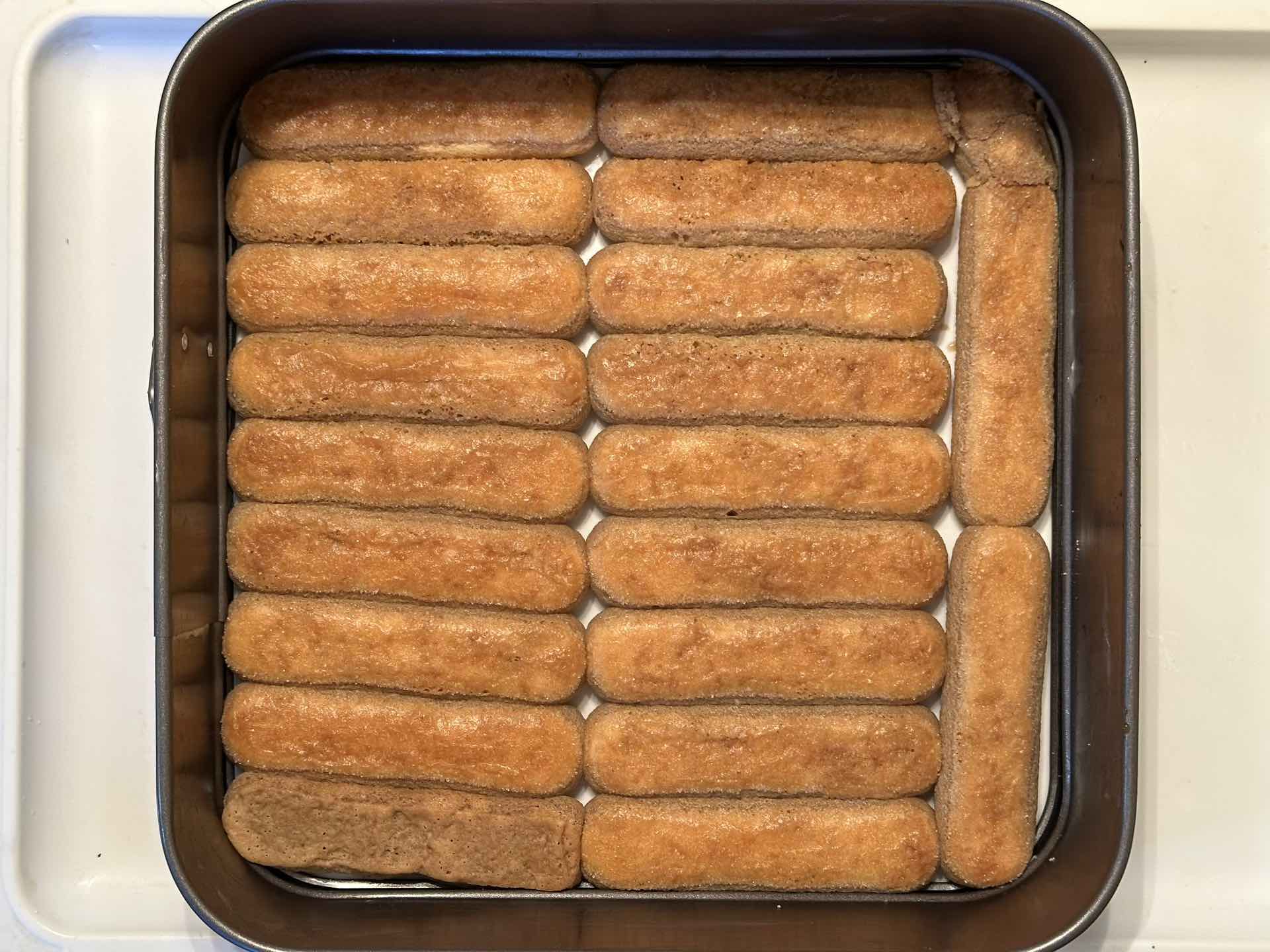 Složiti natopljene piškote kafom unutar kalupa