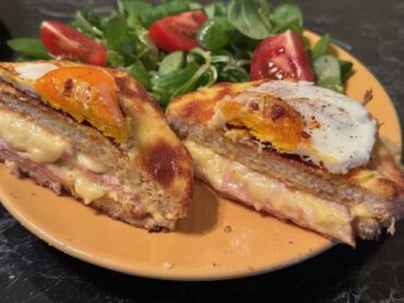 Croque Madame sendvič