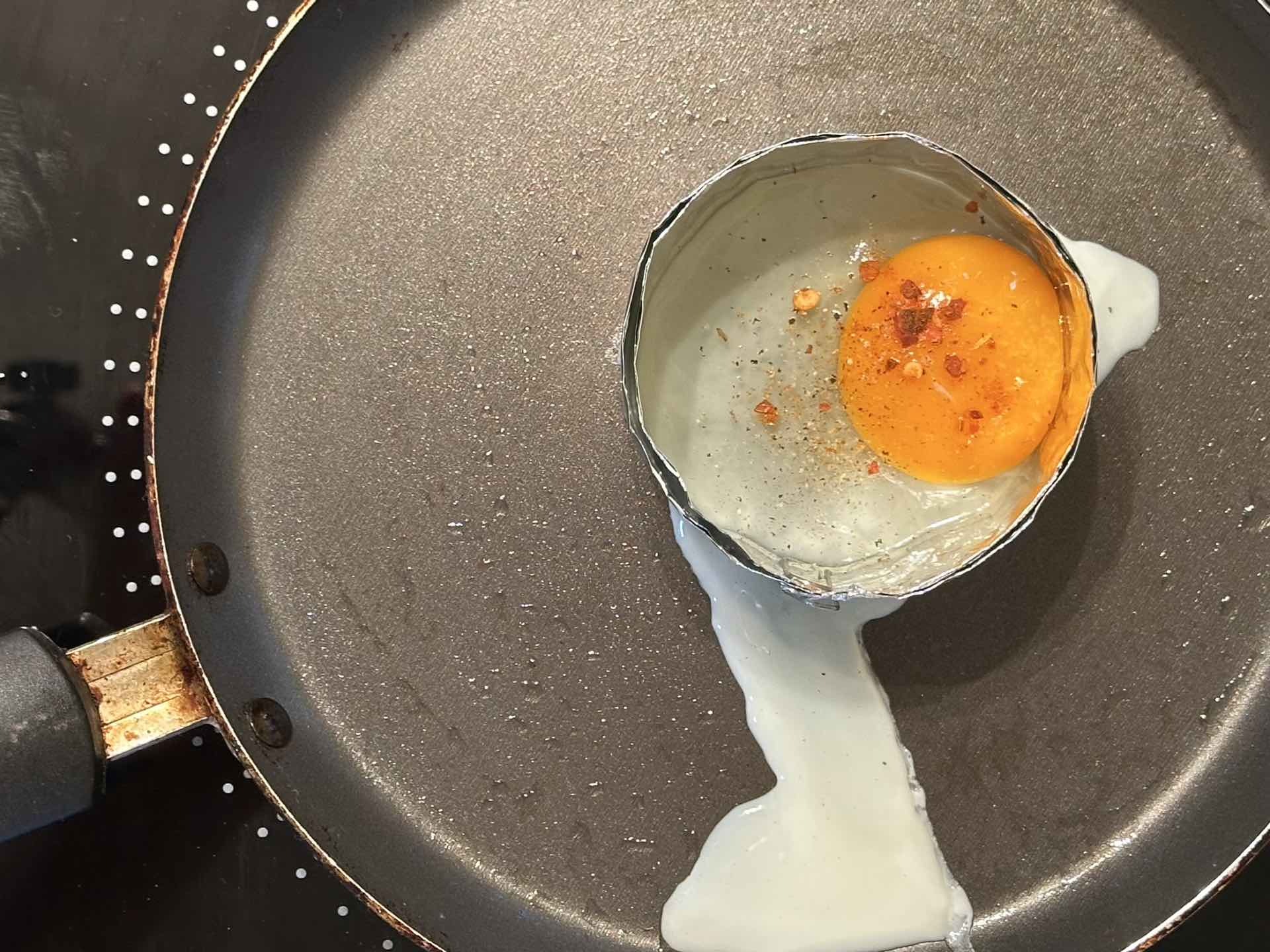 Ispeći jaje na oko i začiniti