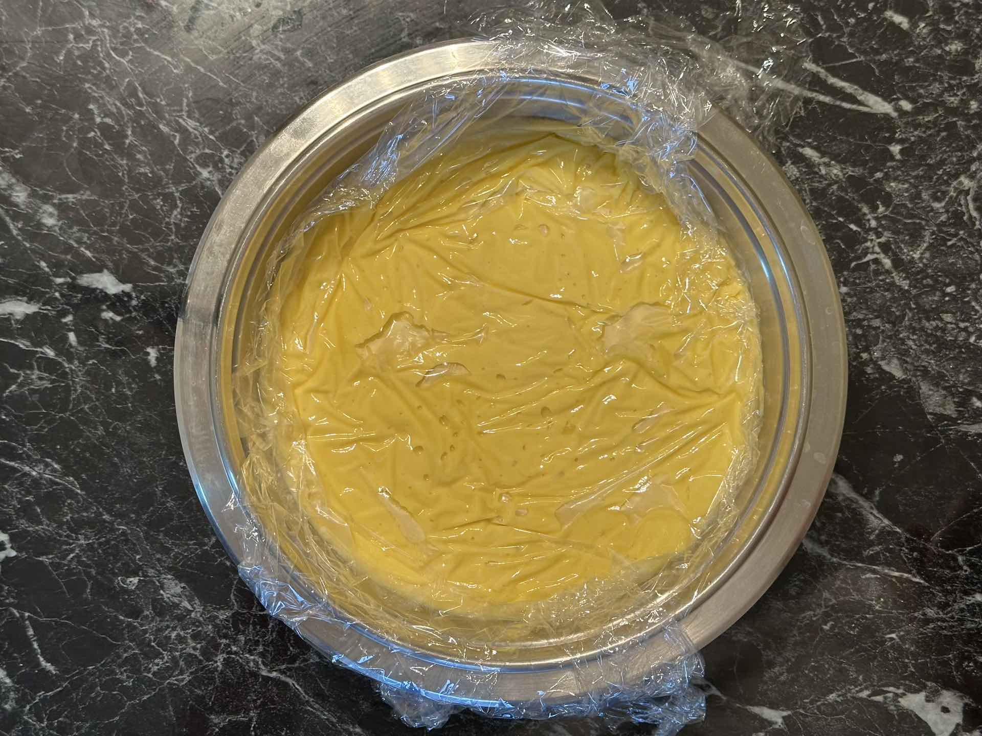 Pokriti sos plastičnom folijom