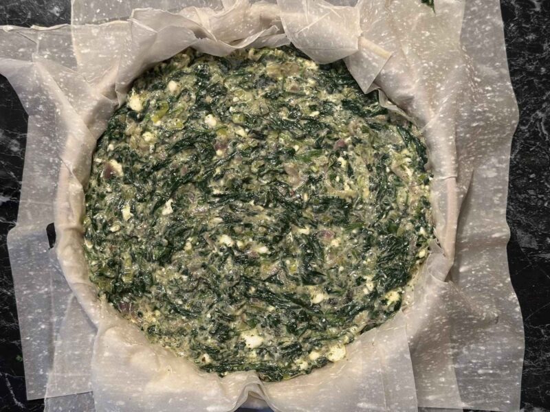 Dodati nadev od spanaća i feta sira