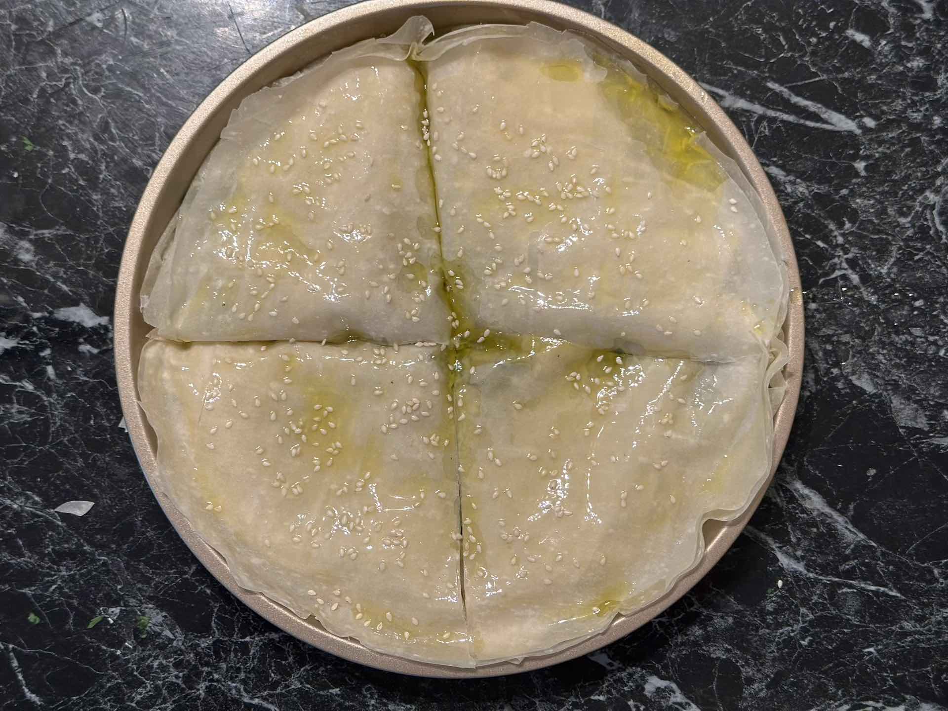 Premazati pitu maslinovim uljem i posuti susamom