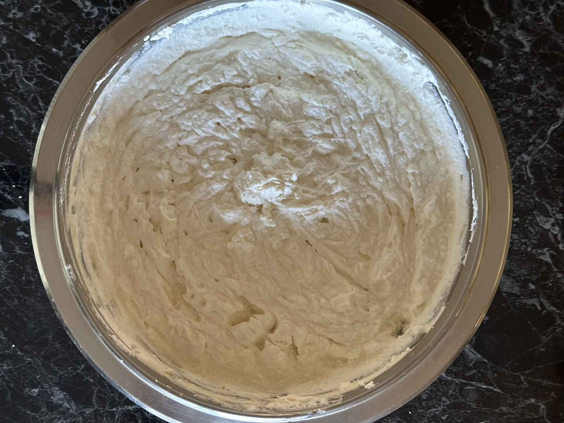 Spajanje krema sa belom čokoladom i pavlakom