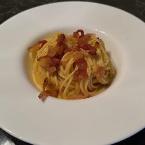 Špagete Karbonara sa guanciale slaninom, Pecorino Romano sirom i sveže mlevenim biberom.