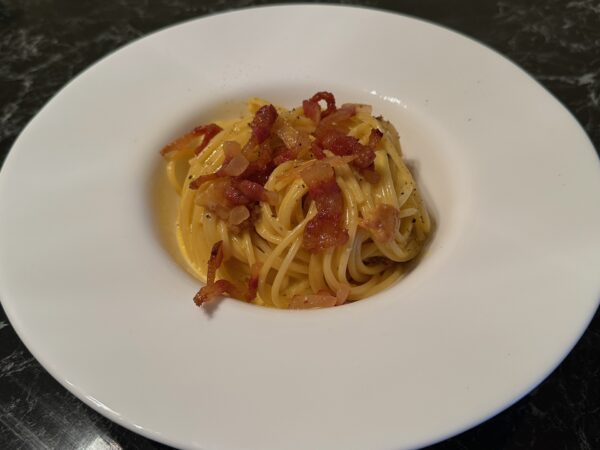 Špagete Karbonara sa guanciale slaninom, Pecorino Romano sirom i sveže mlevenim biberom.