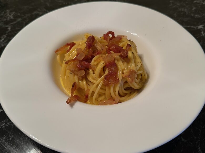 Špagete Karbonara sa guanciale slaninom, Pecorino Romano sirom i sveže mlevenim biberom.