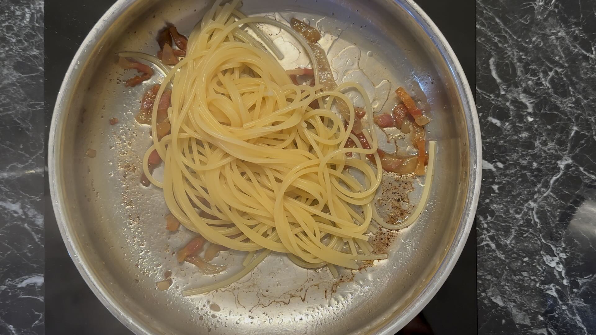 Dodati špagete u tiganj sa prženom guanciale slaninom