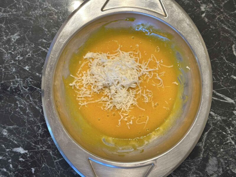 Žumanca pomešana sa rendanim Pecorino Romano sirom