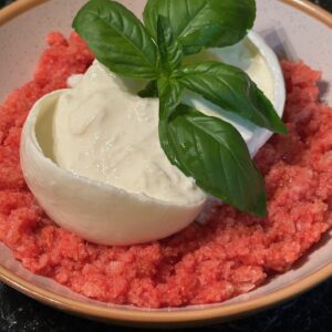 Letnja čorba od paradajza Pappa al Pomodoro sa buratom i svežim bosiljkom