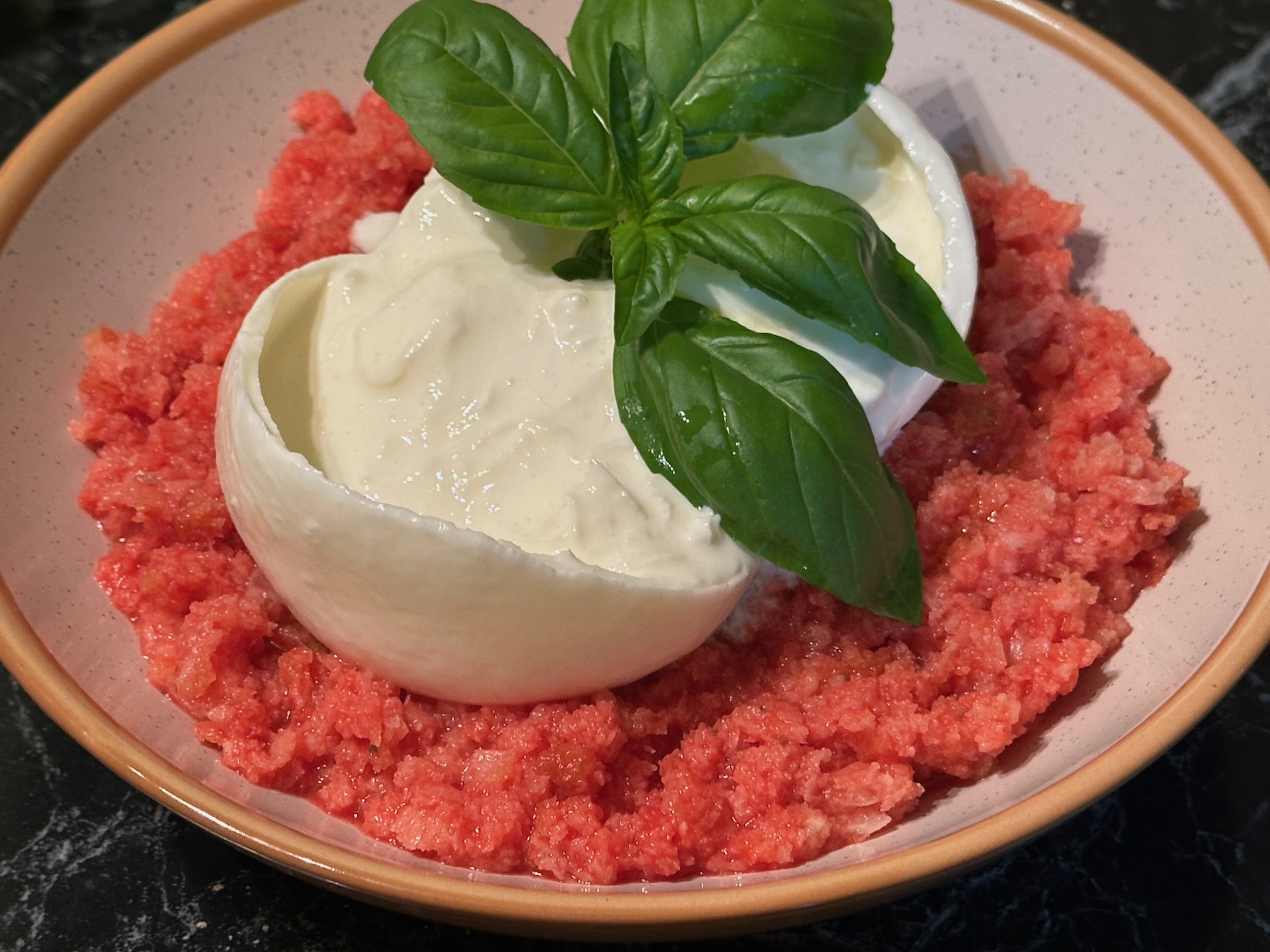 Letnja čorba od paradajza Pappa al Pomodoro sa buratom i svežim bosiljkom
