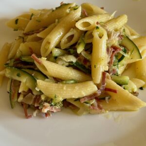 Penne pasta sa tikvicama, pršutom i svežim timijanom
