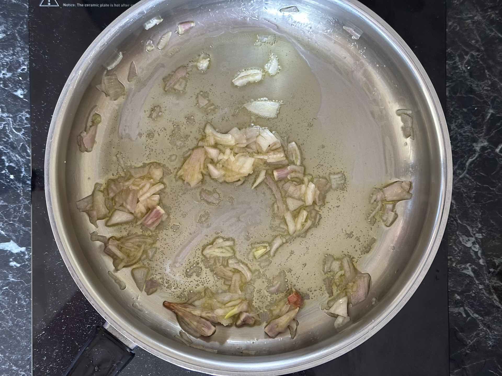 Propržiti šalot na maslinovom ulju