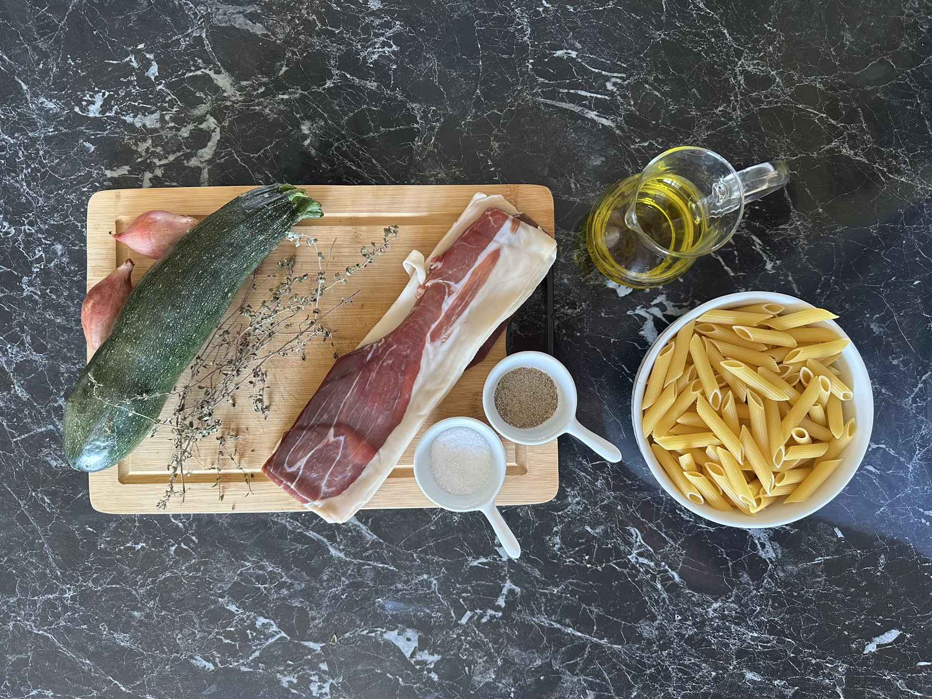 Sastojci za pastu sa tikvicama i pršutom