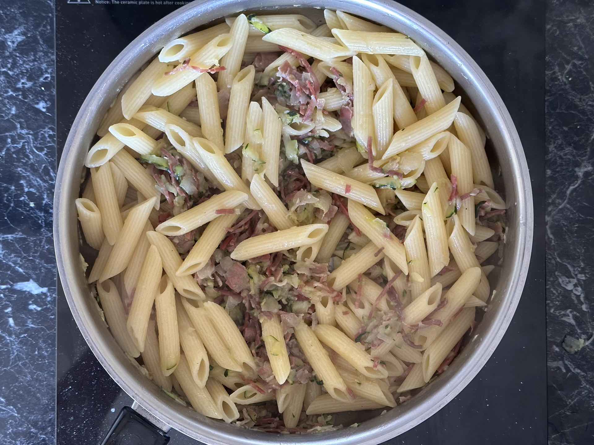 Pomešati penne sa tikvicama i pršutom