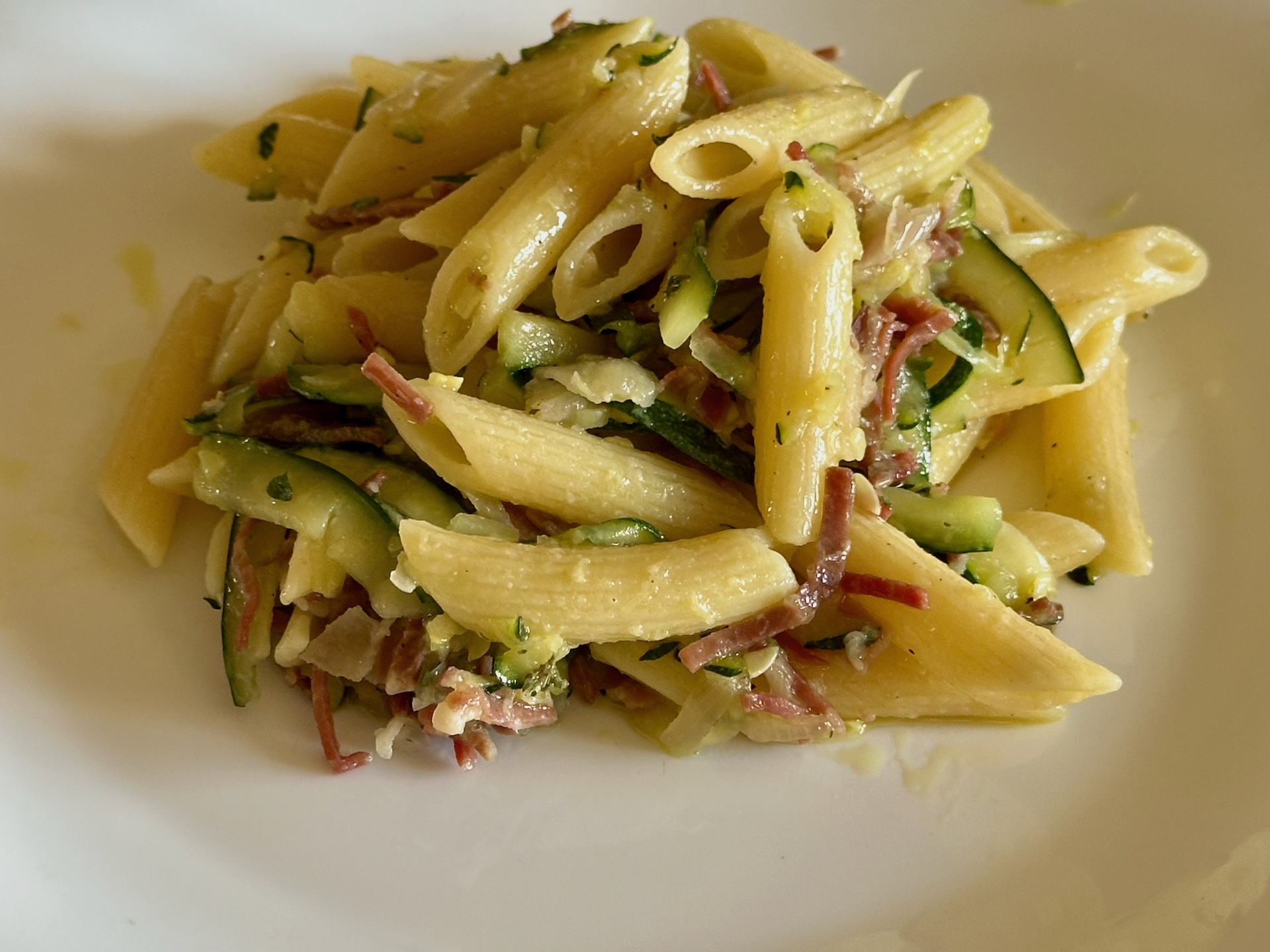Penne pasta sa tikvicama, pršutom i svežim timijanom