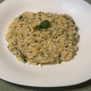 Servirani kremasti rižoto sa tikvicama, parmezanom i svežom nanom