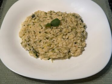 Servirani kremasti rižoto sa tikvicama, parmezanom i svežom nanom