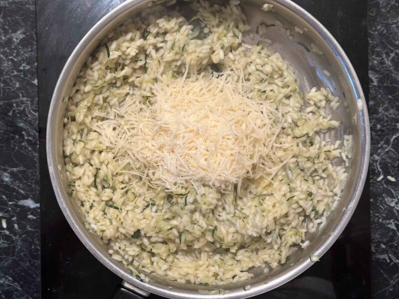 Maslac i rendani parmezan dodaju se u rižoto sa tikvicama