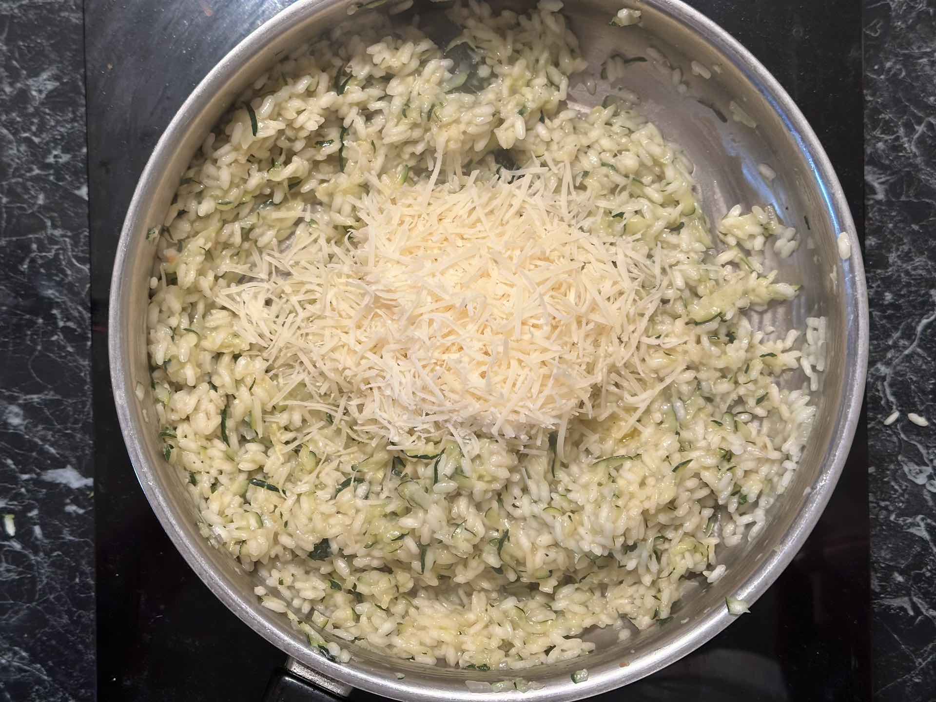 Maslac i rendani parmezan dodaju se u rižoto sa tikvicama