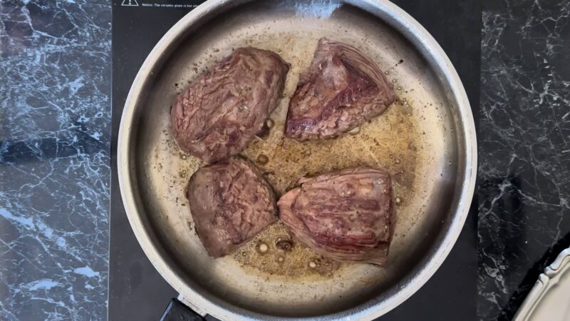 Krupni komadi junetine prže se na maslinovom ulju u tiganju