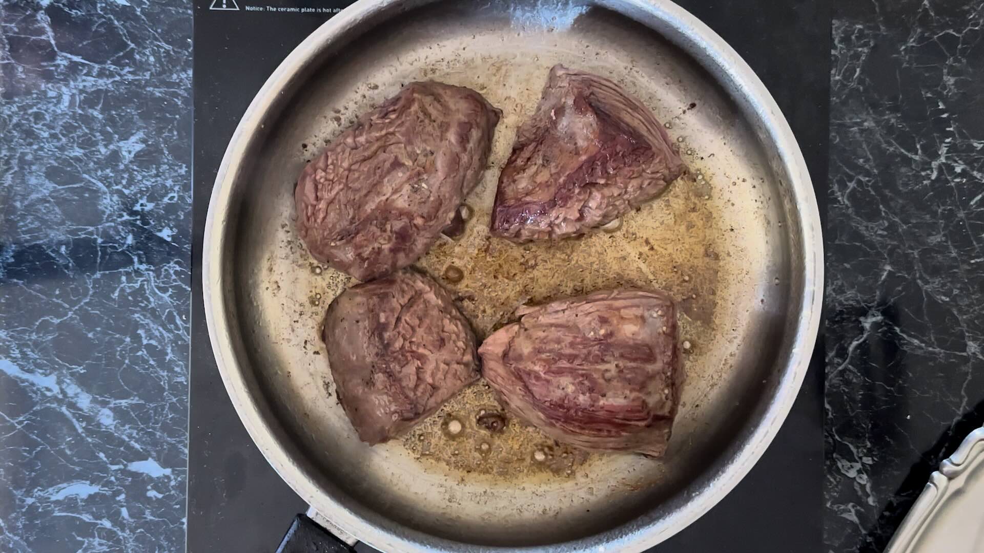 Krupni komadi junetine prže se na maslinovom ulju u tiganju