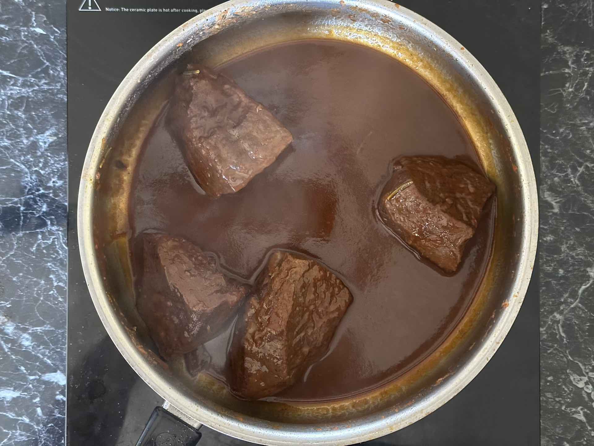 Komadi dinstane junetine zagrevaju se u tamnom sosu od crvenog vina