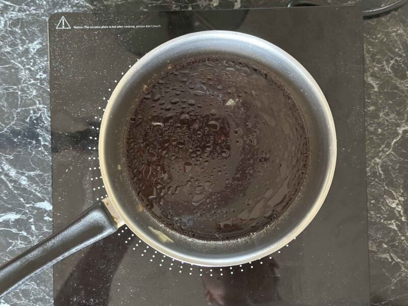 Dodavanje crvenog vina u sos sa lukom