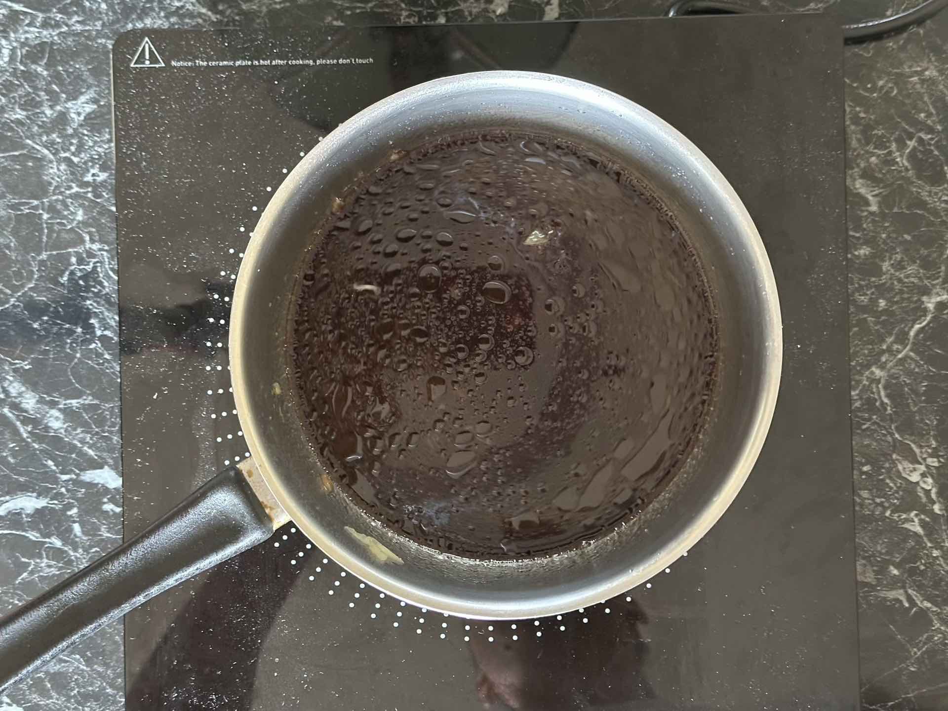 Dodavanje crvenog vina u sos sa lukom