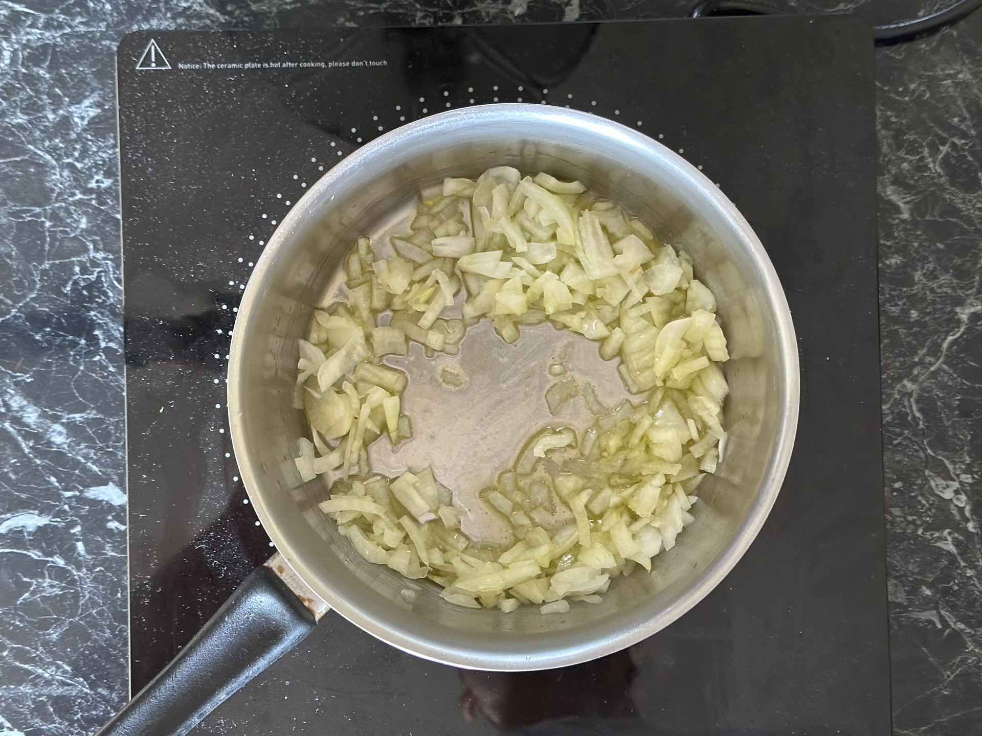 Prženje luka za sos od crvenog vina