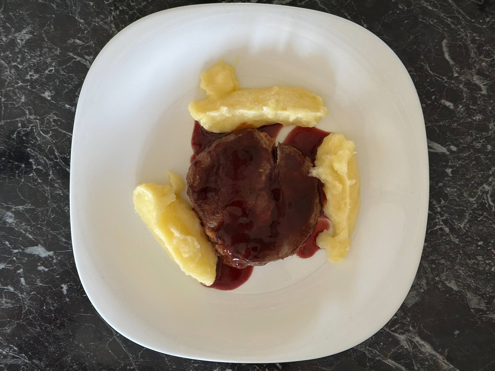 Junetina sa sosom od crvenog vina i pire krompirom