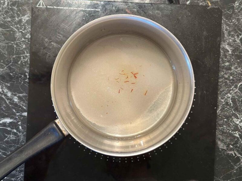 Sastojci za sirup za lukumades u šerpi
