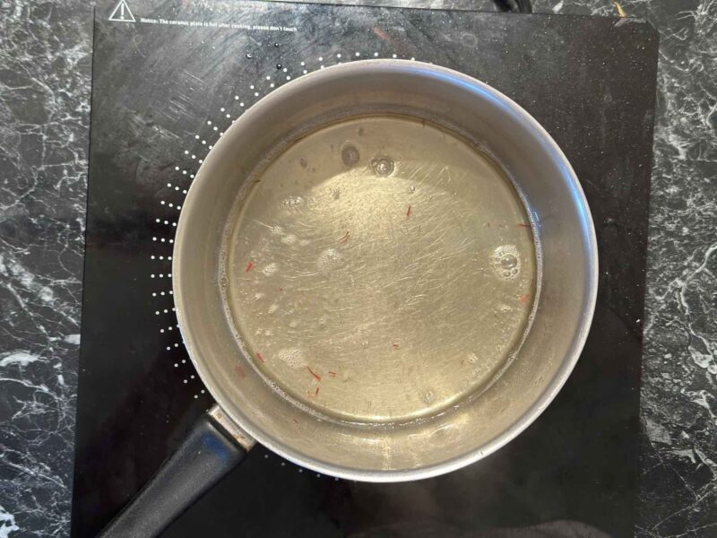 Skuvan sirup za lukumades u šerpi