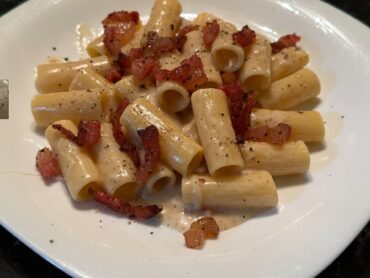 Pasta alla gricia sa rigatoni testeninom, kremastim pekorino sosom i hrskavim guancialeom.