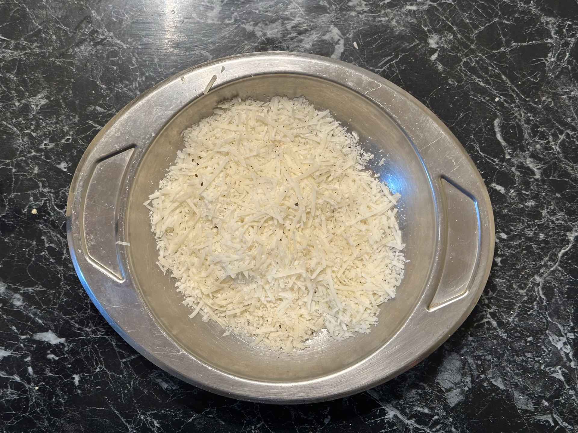Sitno narendan Pecorino Romano pomešan sa crnim biberom.
