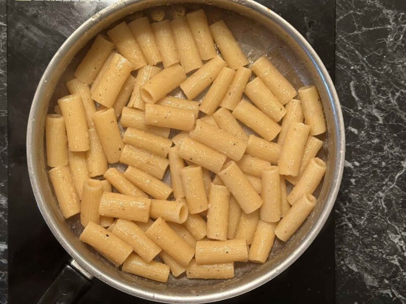 Rigatoni obloženi aromatičnom masnoćom od guancialea.