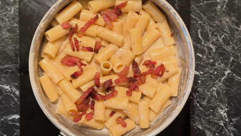 Rigatoni testenina i otopljena pekorino krema sa guancialeom