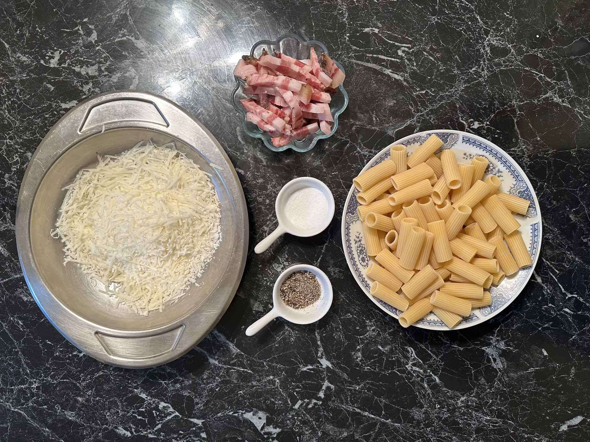 Rigatoni, guanciale, narendani Pecorino Romano, crni biber i so za Pasta alla gricia.