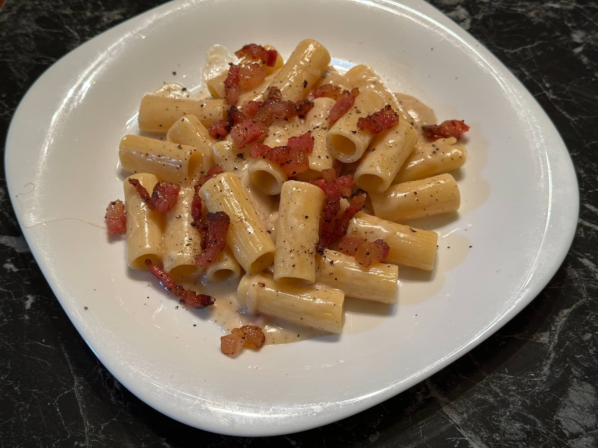 Servirana Pasta alla gricia sa guancialeom i crnim biberom